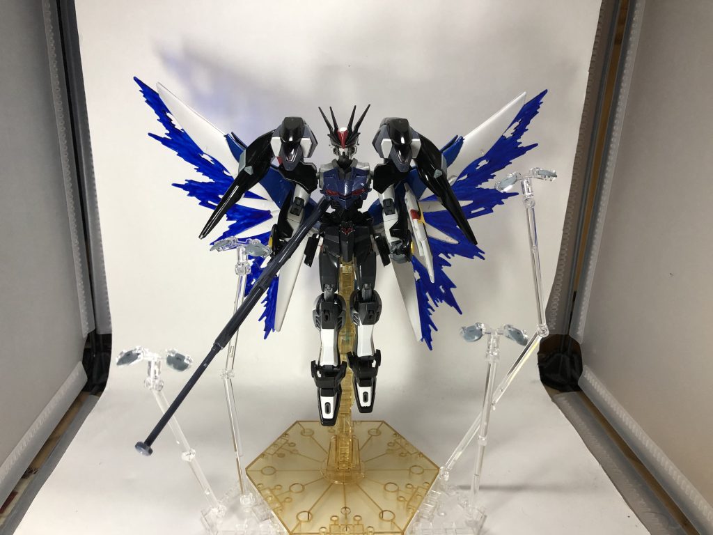 レドーム内蔵型遠隔兵器「サーチャー」索敵機能を備えた遠隔兵器。計8基による広範囲の索敵により、敵を逃がすことなく撃ち抜くための補助的な使い方をする。