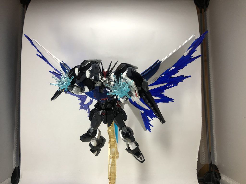 ビームスナイプライフルが破壊されると格闘戦に移行する。アストレイ・コラスィの既存の武装ではあるが、ζになったことで得た機動力が相まって、敵との距離感が掴みやすくなっている。