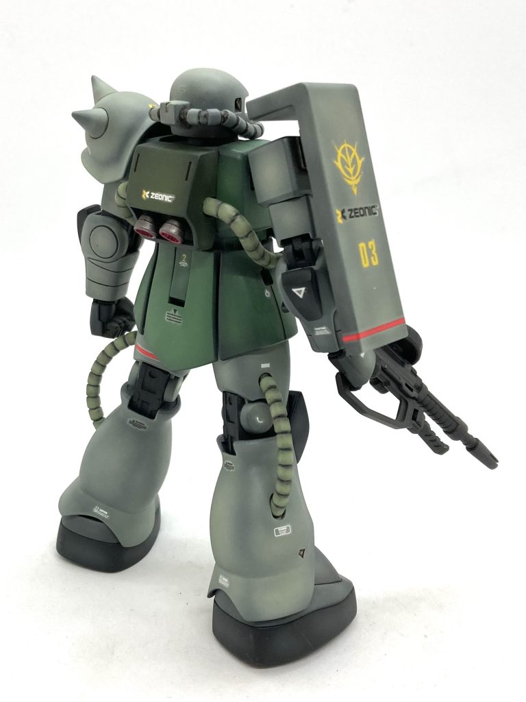 ちょっと地味だったので日頃はあまり使わない赤や黄色のデカールを貼ってみました。