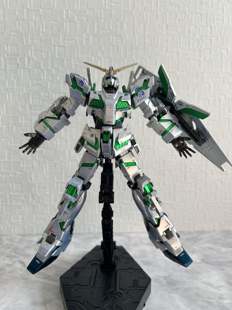 ハンドパーツは開き手が無いのでガンダムから拝借手甲はダボ削って接着の簡単加工