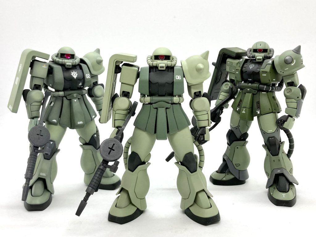 3体ともベースとなったのはHGUC 1/144 シャア専用ザクⅡです。真ん中がノーマル。左がもっさり改修。右がRG風陸戦型ザクⅡになります。 
