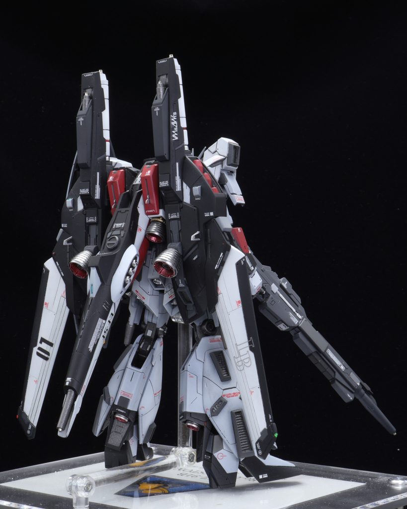 全体をぐるっと構成は前回のリ・ガズィ同様、HGゼータとHGリ・ガズィのミキシングですが、バックパックはプラ板でスクラッチしてます。