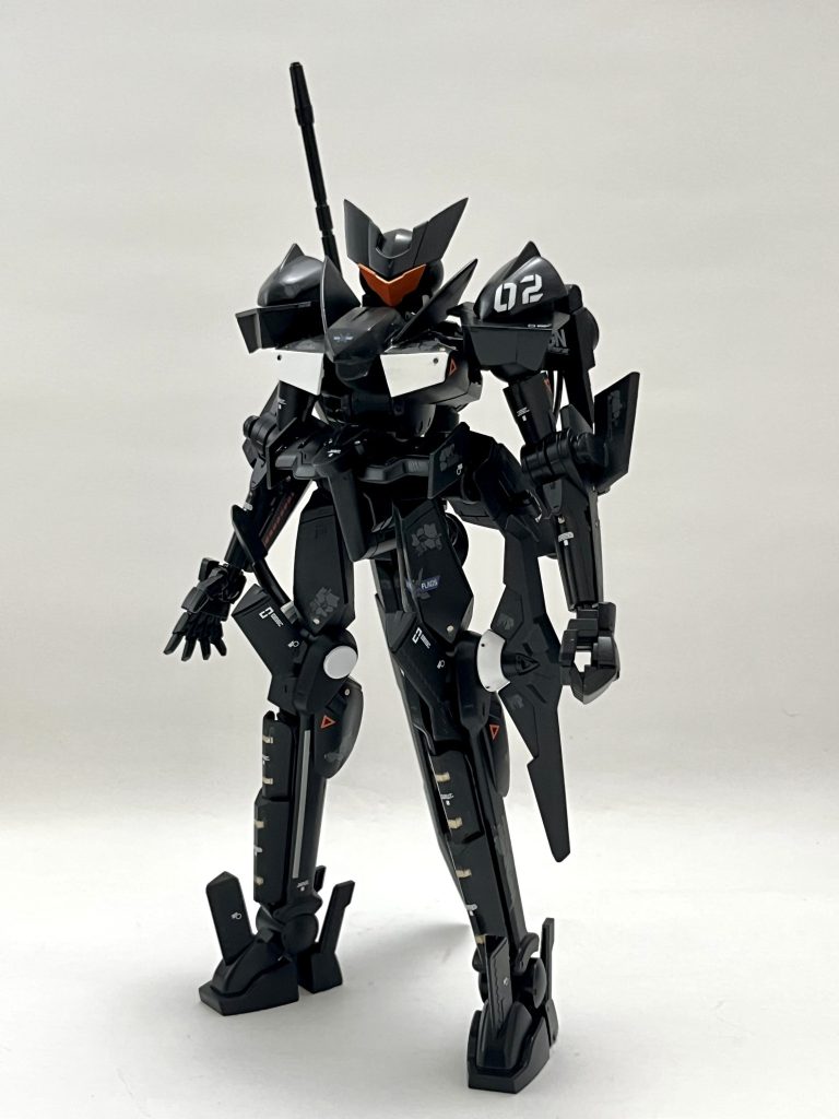 このGNフラッグⅡは大型GNビームサーベルの代わりに試作GNバスターソード[バルムンク]を装備しています。目には目を歯には歯を実大剣には実大剣を...ということで対エクシア用に実大剣を装備させています。擬似太陽炉と接続することで切断能力を高められるだけでなく、GN粒子を纏わせることで盾としても使える...という設定です。ちなみに「バルムンク」はジークフリートの愛剣の名から来ていて、その剣の別名は竜殺しです。