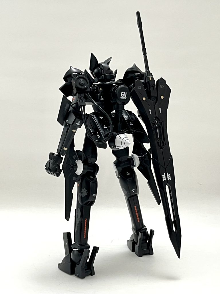 上半身はプラ材とパテを使って制作し、バックパックはジャンクパーツの組み合わせ、下半身はほぼキットのままという構成です。メインウェポンのバルムンクはロードアストレイΩのロードロングソードを少し改造して装備させています。