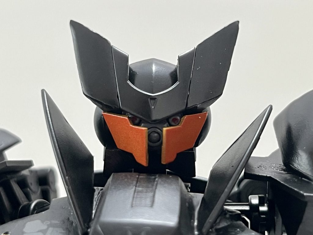 バイザーの展開ギミックはパーツの差し替えで再現しました。