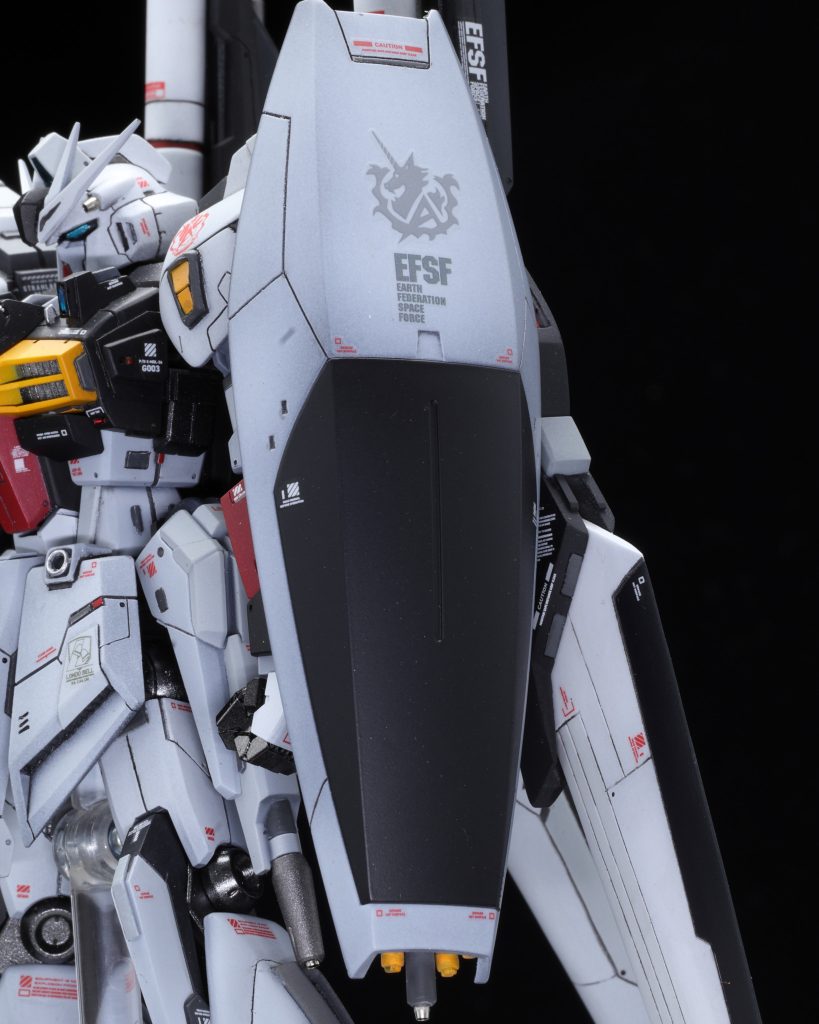 シールドにはνガンダムよりビームキャノンとミサイルを移植。