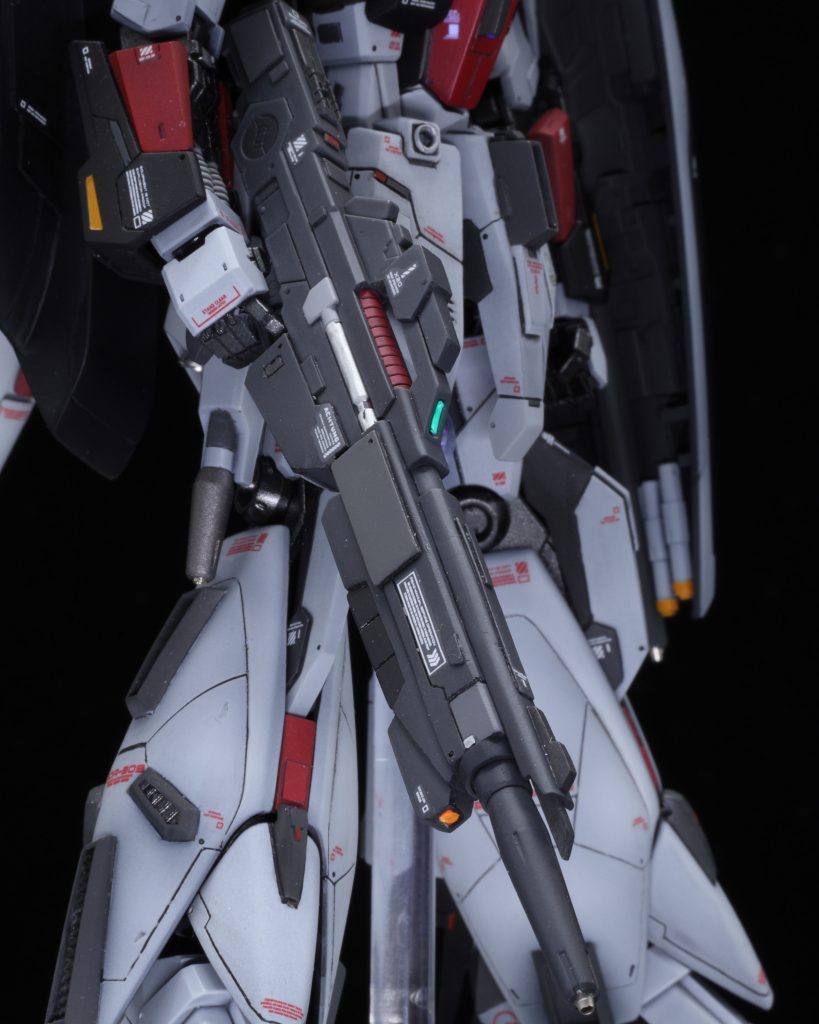 ビームライフルはνガンダムのものをベースに少しゴツい形状にしています。元のAKみたいなデザインは個人的にリガカスと合ってないように感じたので、変更しました。
