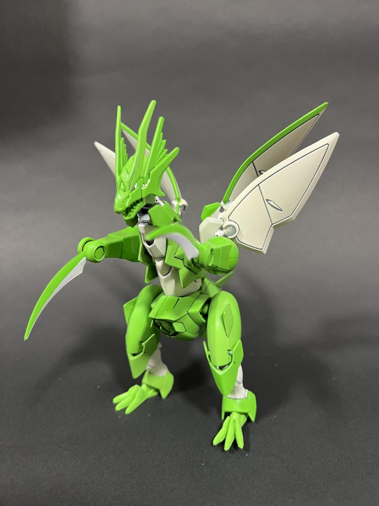 ガンダムでストライクと言えばといったネタで書いてみましたが、作品のモチーフはもちろんポケモンのストライクです。両腕はザクレロのカマ(稼働はしやすいようにポリキャップを仕込んでます)頭と足はSDガンダムのスカイグラスパードラゴンを使用ボディや羽などはガンダムAGEのダナジンを使用しました。ザクレロのカマを使ってなんか作りたいなぁと言った発想から始まった当作品。笑っていただければ幸いです。