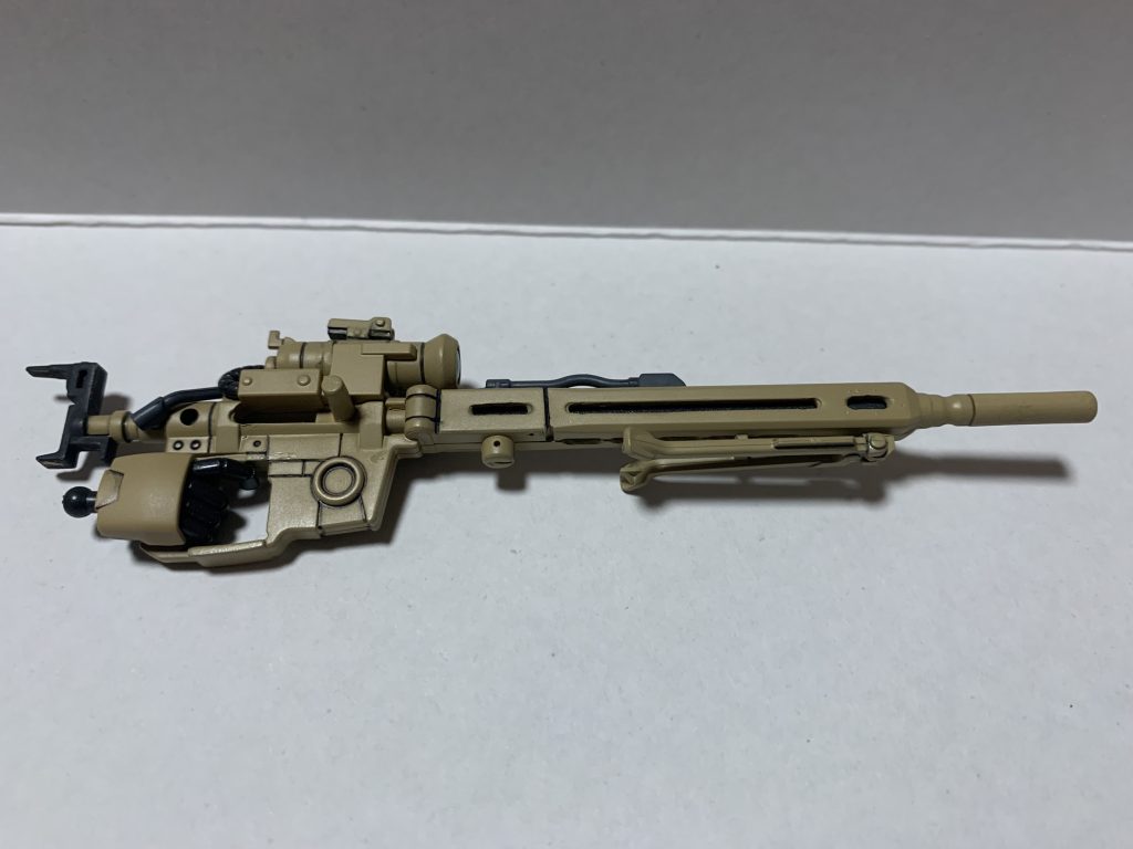 ビームスナイパーライフルは劇中でカークスがバレル交換や交換したバレルをコッキングしていたので、・コッキングレバー(T字のランナーを塗装して外装一部を空洞化して設置)・内部バレル(ランナーを塗装して突っ込んだだけ)・バレル外装(外装一部の空洞して上記内部バレルを可視化)・バレル交換口(切り込みを入れただけ)を再現して、前述の通りスコープ上のサイト増設、バイパッドの増設をし、スナイパーライフルらしいライフルにしました。