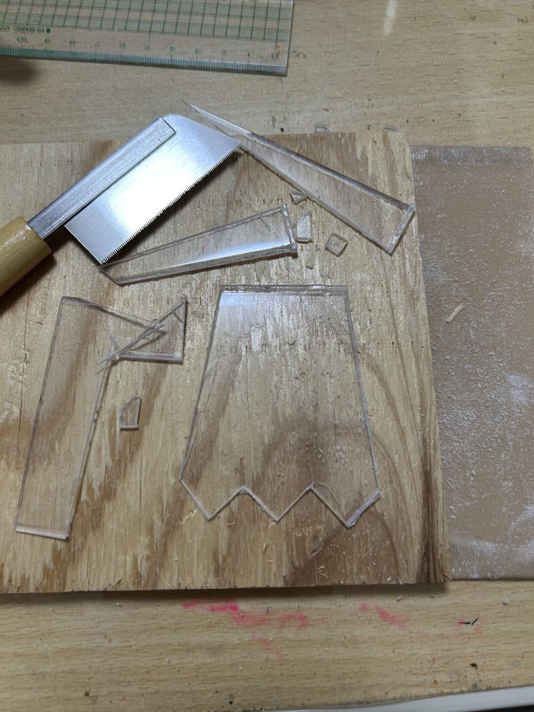 ・スカート:100均のクリア貯金箱を切って削って作成。