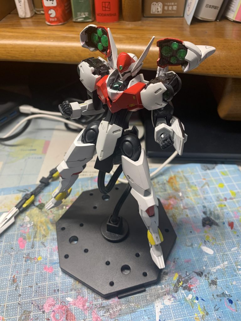 ○改修ポイントその1ボルテッカァァァッ!!!やっぱり肩の展開は必要だった…これあるだけで一気にブレードらしさが増しました。肩の中身をくり抜いてモールドプレートとHアイズをはめ込んでいます。展開用パーツは手元にあったコトブキヤのジョイントを使用しました。