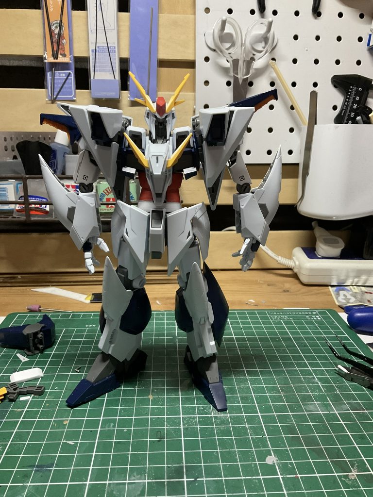 とりあえずの仮組です。この段階で下腕カットして細くしてます。あと、股関節幅詰め、太もも、下腹部を延長してます。肩アーマーを前後逆にして、思いのほか違和感ないのに気づいた瞬間です。で、やっぱり足が短く感じるので、スネの延長を決めました。