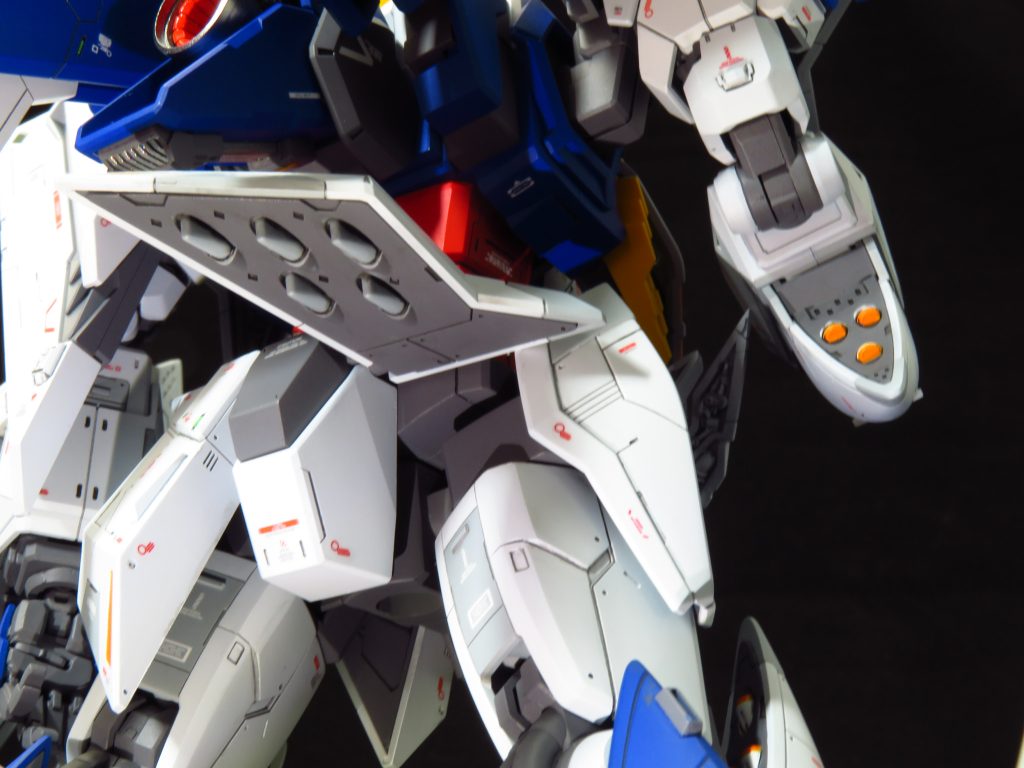 平時は殆ど見えなくなるミサイルユニットも塗り分け済み購入当初はここまでやる予定は全く無かったけど、折角なのでここもコダワってみた