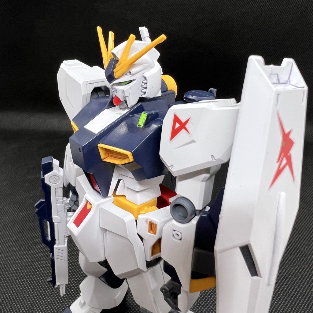 胸部カメラアイはガンダムマーカーで塗りましたが、極細の蛍光グリーンが無く普通の太さで無理矢理塗りました。はみ出た部分は拭き取ったつもりですが荒さが目立ちます。