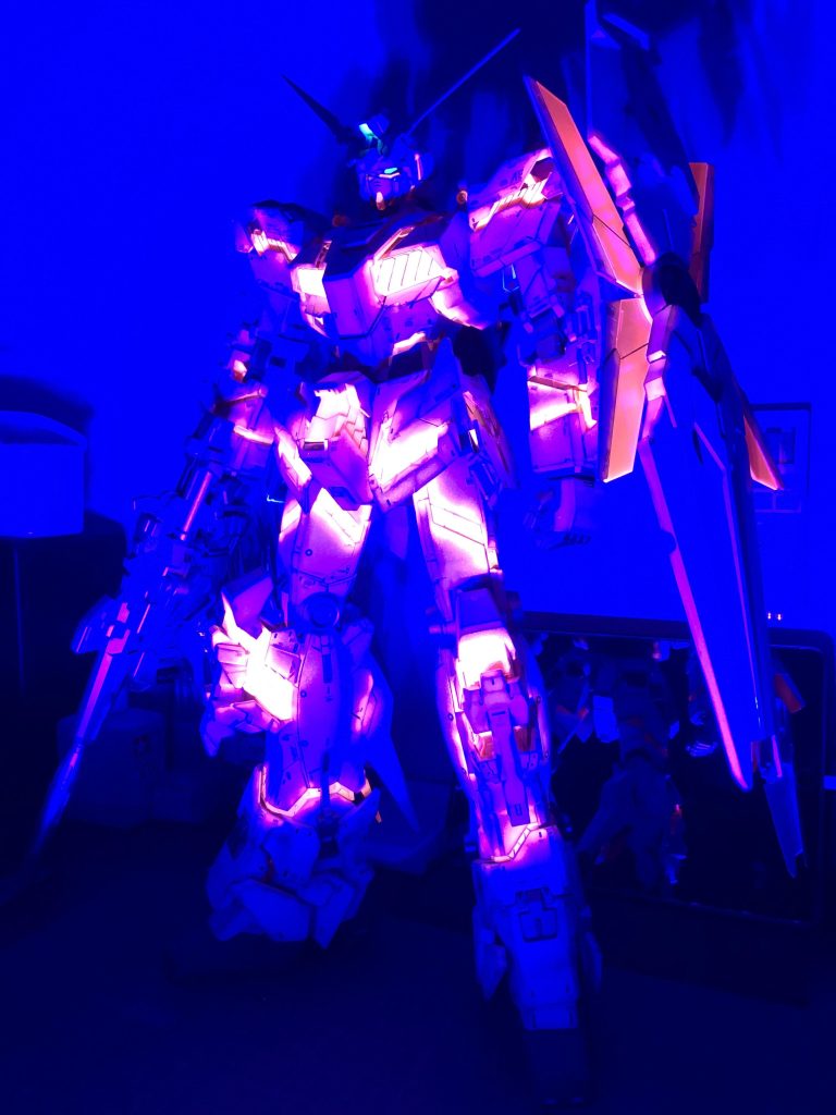 蛍光塗料でサイコフレームの発光を表現してみました少し蛍光塗料でグラデーションかけてます