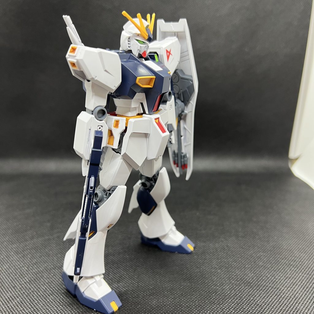シールドのミサイルの先端だけガンダムマーカーのガンダムレッドで塗りました。肩部バーニアなど黄色い部分にはブラウンで墨入れしています。写真だとぼやけてわからないですね。