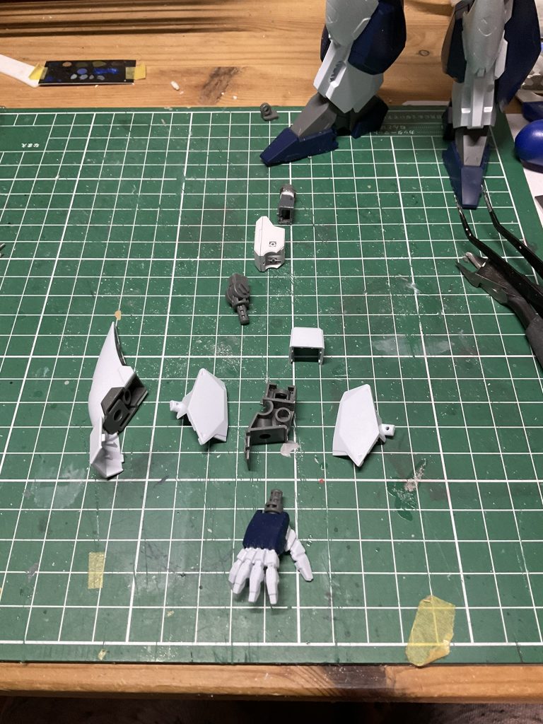 上腕はEG νガンダムから持ってきました。下腕はこんな感じでスリム化してます