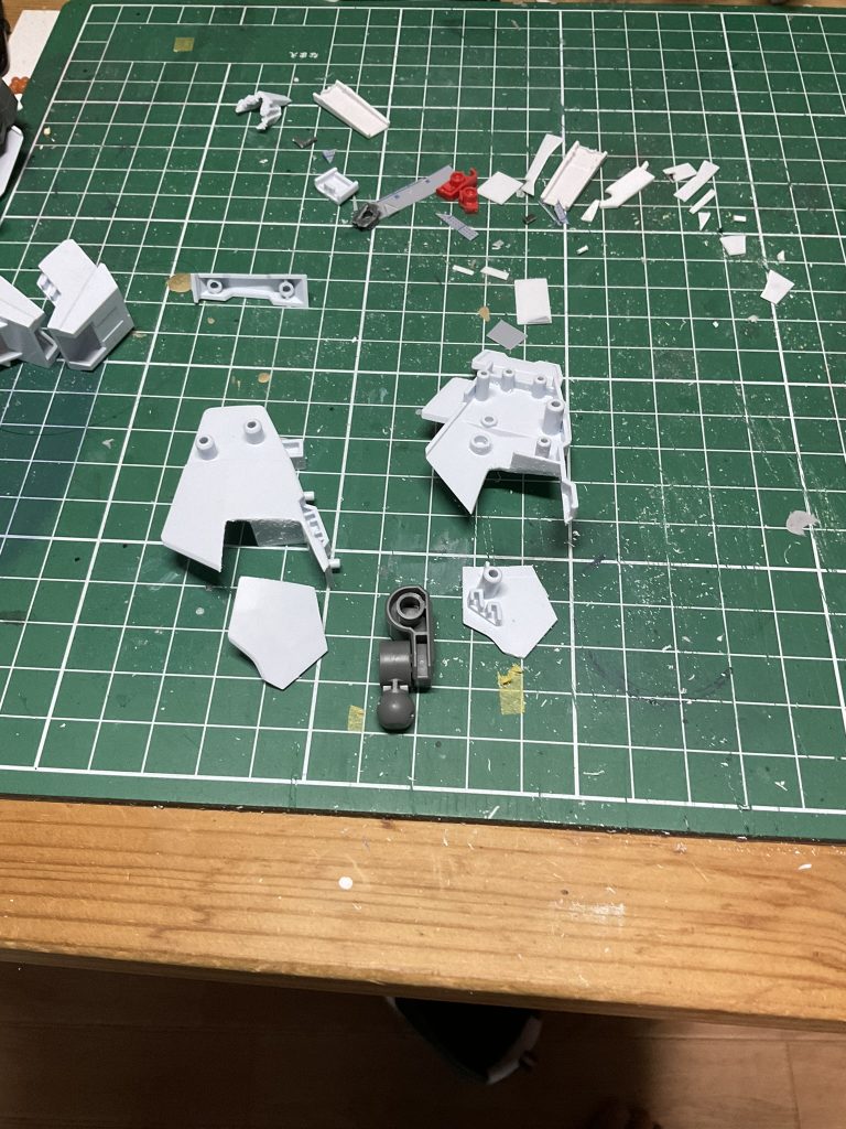 スネは足首関節と膝関節&外装の関係でコの字にカットして延長してます。