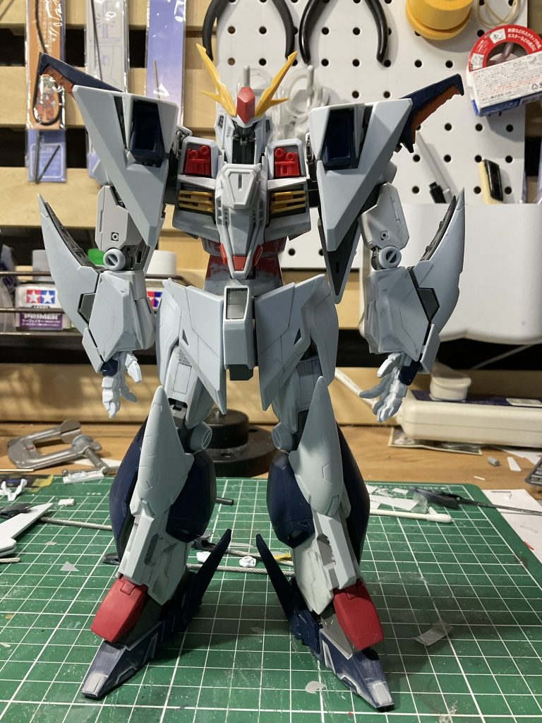 胸部にフィンを追加して、足首周りがスカスカに感じたので、アーマー追加しました。スジボリも入れて、工作系はほぼほぼ終了この後、塗装→軽く汚して完成です