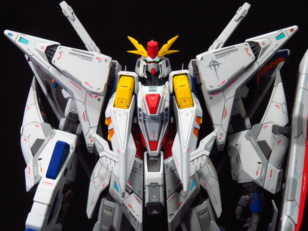 キットの一部に蛍光塗料を用いている為、ブラックライトを当てると目や両肩の先端近く、フロントアーマーの一部等が発光する仕様に