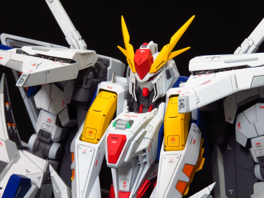 ミノフスキーフライトの四角い部分を切り離して別パーツ化しつつ隙間を広げ、内部のディテールが僅かに見える様に加工