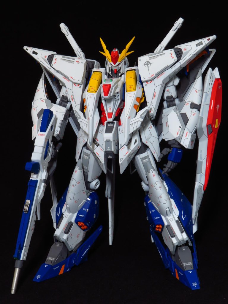 フロントショット胴体と太ももをそれぞれ6～7mm程延長し、バランスを調整各所にスジ彫りやプラ板を用いてのディテールアップを施し、情報量の追加も施工