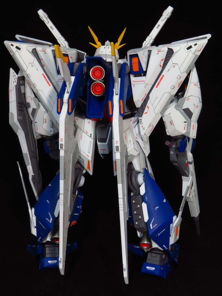 リアショット前面同様にこちらも各所にディテールアップを施工バーニアもキット付属の物からビルダズパーツのバーニアに付け替え