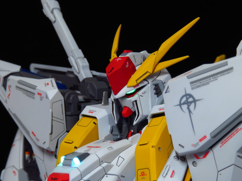 頬の部分は思い切って切り落とし、プラ板で任意の形状に作り替えフェイスはMGのダブルオークアンタの顔を加工して移植頭頂部のいわゆる「トサカ(？)」もプラ板で作り、頭部のボリュームアップを計るアンテナもやや短めに縮小して自分好みのバランスに