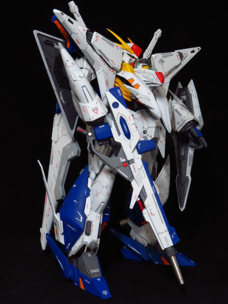 「製作工程」ではないけどライフルもガッツリ作り替え元々のライフルでは個人的にボリューム不足感が否めなかった為、ガンダムベース限定のシステムウエポンセット008を用いてロング化グリップエンドの十字パーツも他キットの余剰パーツを用いつつ新たに作り替え