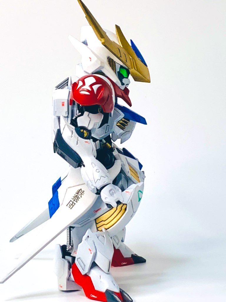 体型が大きめなのでデカール処理が非常にマッチするかなと思いしっかり貼りました。過去に集めてた鉄血デカールが大活躍です。