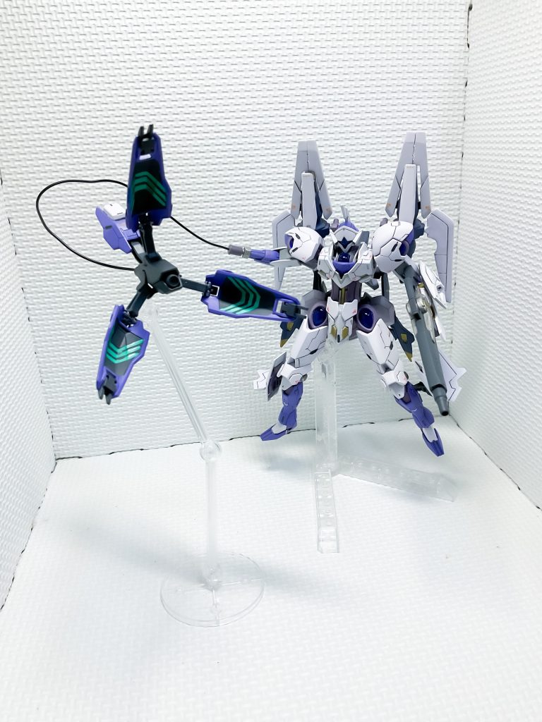 ミカエリスの主兵装のビームブレイサーです。元からデザインもギミックも多い武器なので、一部走行を強化したり、プラ板と筋彫りでディティールアップしています。