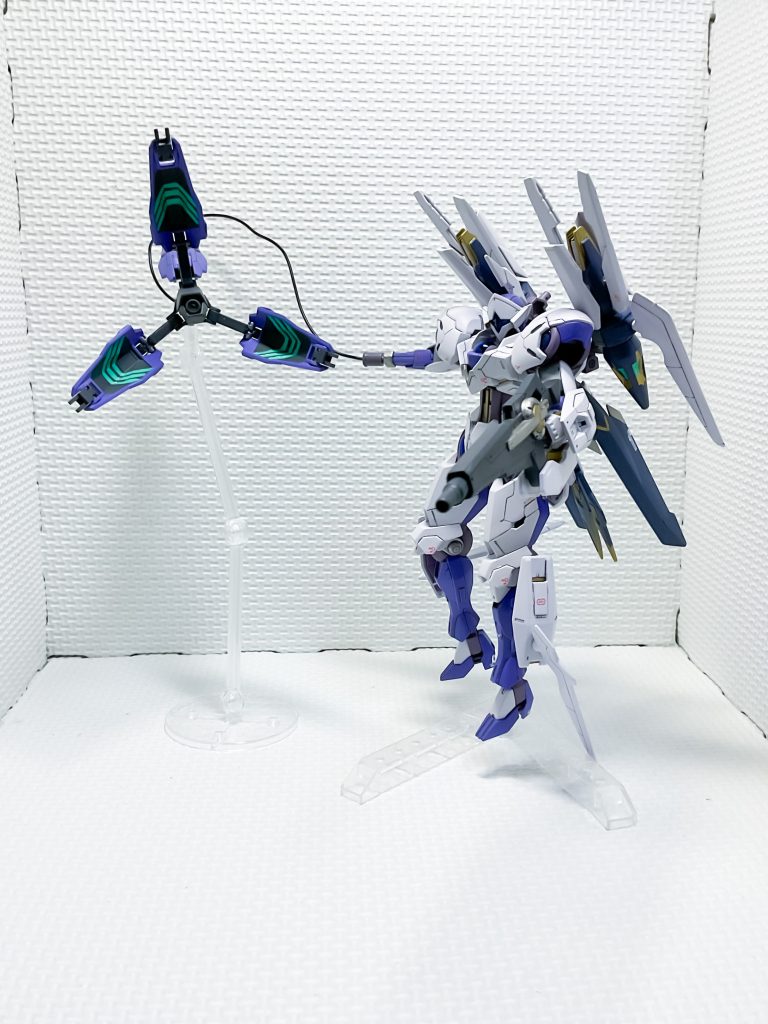 バックパックには、AGE2マグナムSVのビット兵装を採用し、ビームブレイサーのように多角的な攻撃ができるようにしています。バックパックに装備した形態では、推進機としての機能との他、アンチドート機能も備えています。