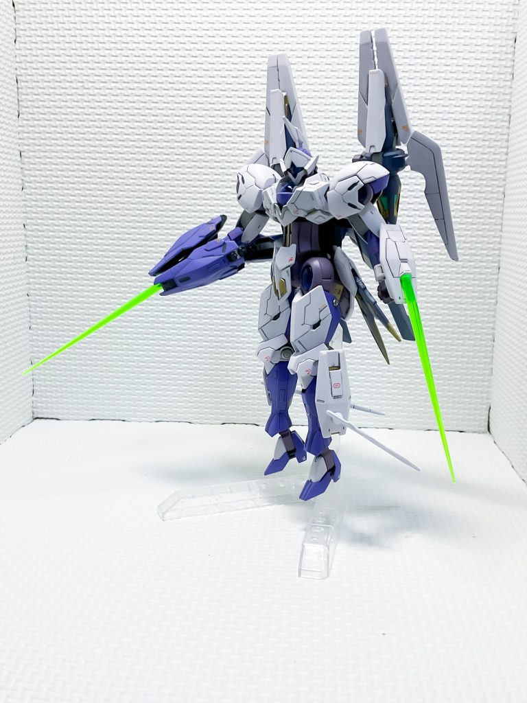 接近戦用のビームサーベルです。シールドも情報量を増やしています。脚部は、接続が逆にして、ウイングパーツを接続しています。