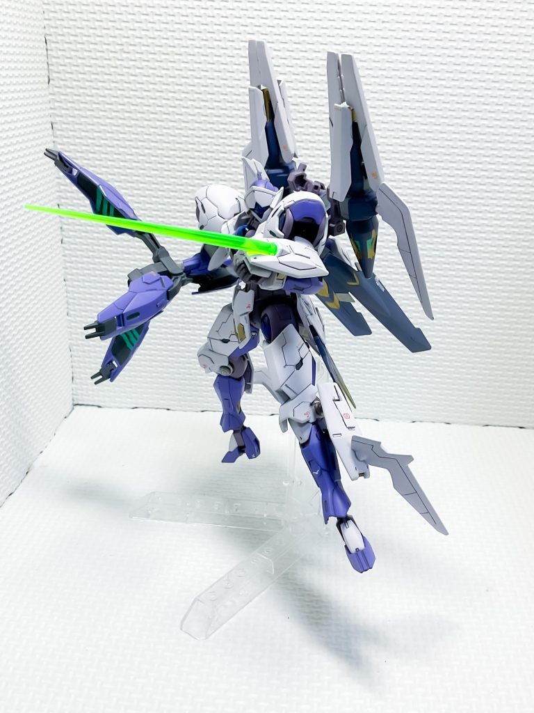 ウイングパーツの他にも、バックパックにバインダーを取り付け、全体的なシルエットを整えるのと、機動性を損なわない様にしました。Gーポータントとノーネームライフルのパーツを使っています。