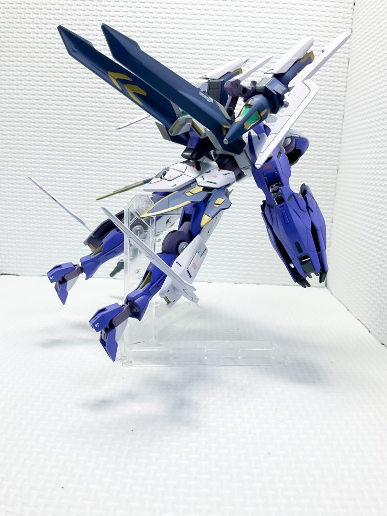 各種ウイングバインダーは、向きも変更できる様にして、高速飛行形態に移行できます。リアアーマーは、そのままだと味気ないので、パーツ増強の他にも、両サイドにAGE系のパーツを使って、少しハッタリの効いた形状にしました。アンチドートの機能を有した発信機ということにしています。