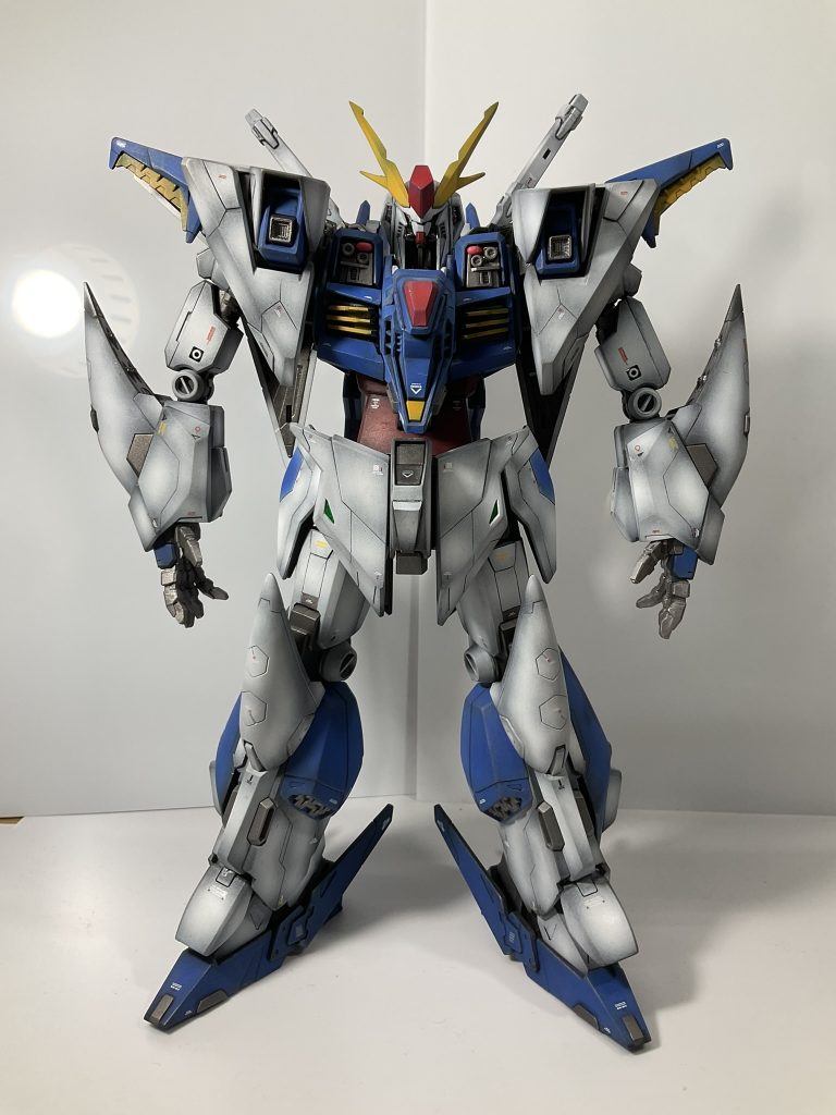 まだ腕が長い気がするけど、まぁ満足いく形になったと自己満足してます。ガンダム感強めたかったので、定番のトリコロールにしました。