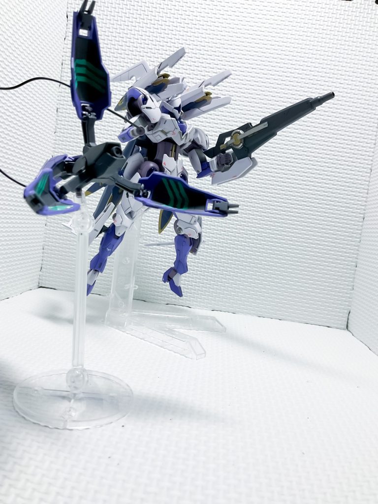 ビット兵装は、バックパックのアームのジョイントが複数あるものを使っているので、接続方向も変更できます。本体のジェネレータとの直結と、射角を本体基準にして、高出力で狙い撃つイメージにしています。