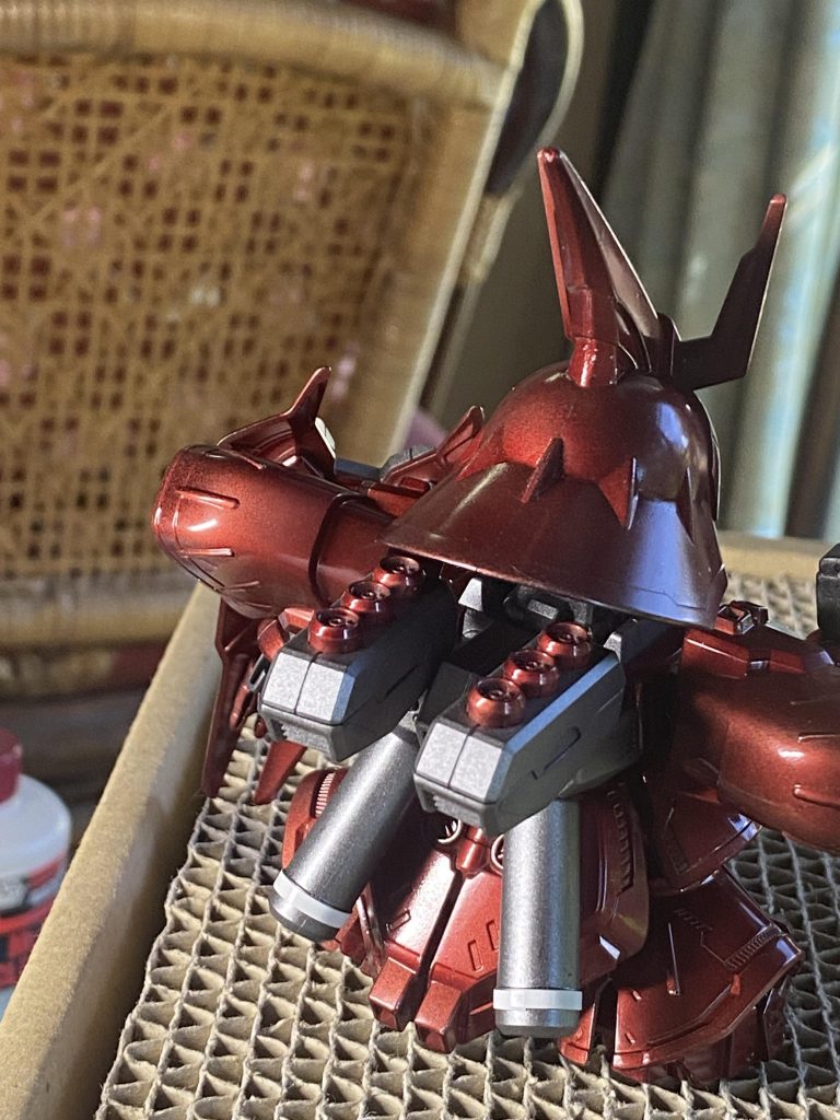 こちらの方が鏡面処理がわかりやすいですが、色見が真紅に近くてジョニーさん搭乗機ぽくなったような・・