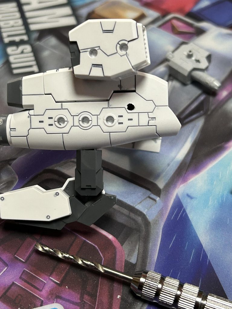 ピンバイスで穴を開けて