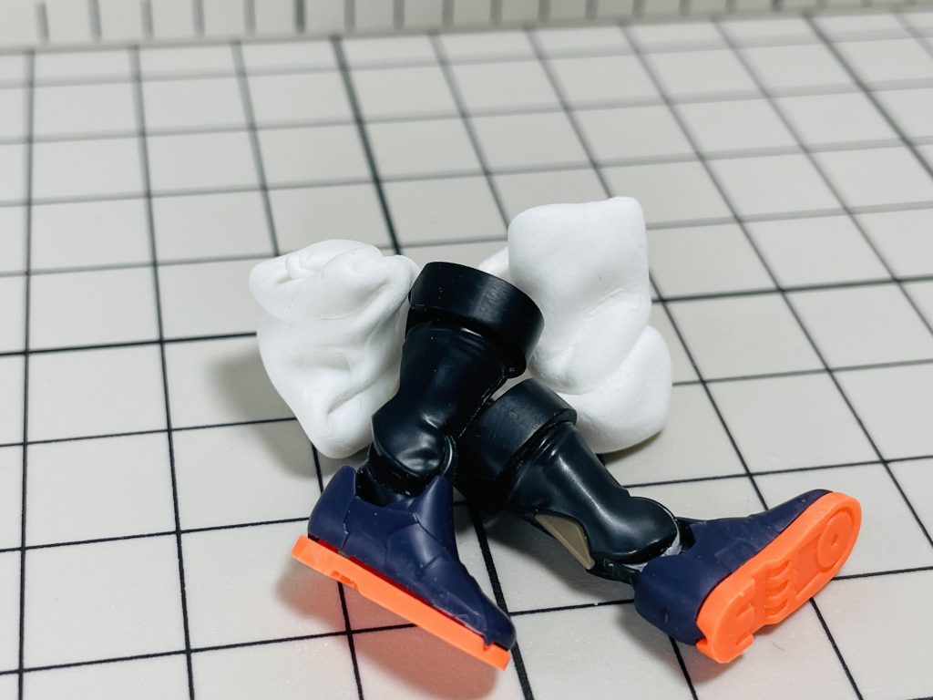 ブーツは、フミナとミオリネ、イルシャナの組み合わせ。御神体の脱いだタイツは百均樹脂粘土をこねこね。