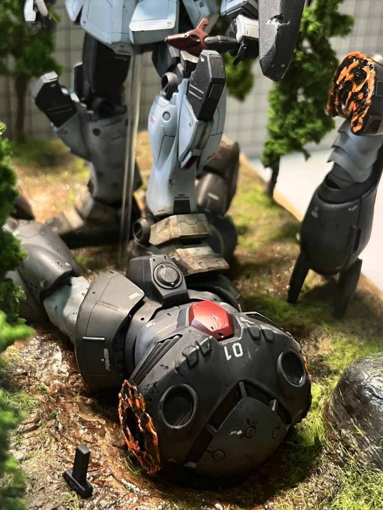 ジオラマは自作。右腕が地面に刺さって可哀想です。左腕ははんだで加工失敗して捨てたのは内緒です。