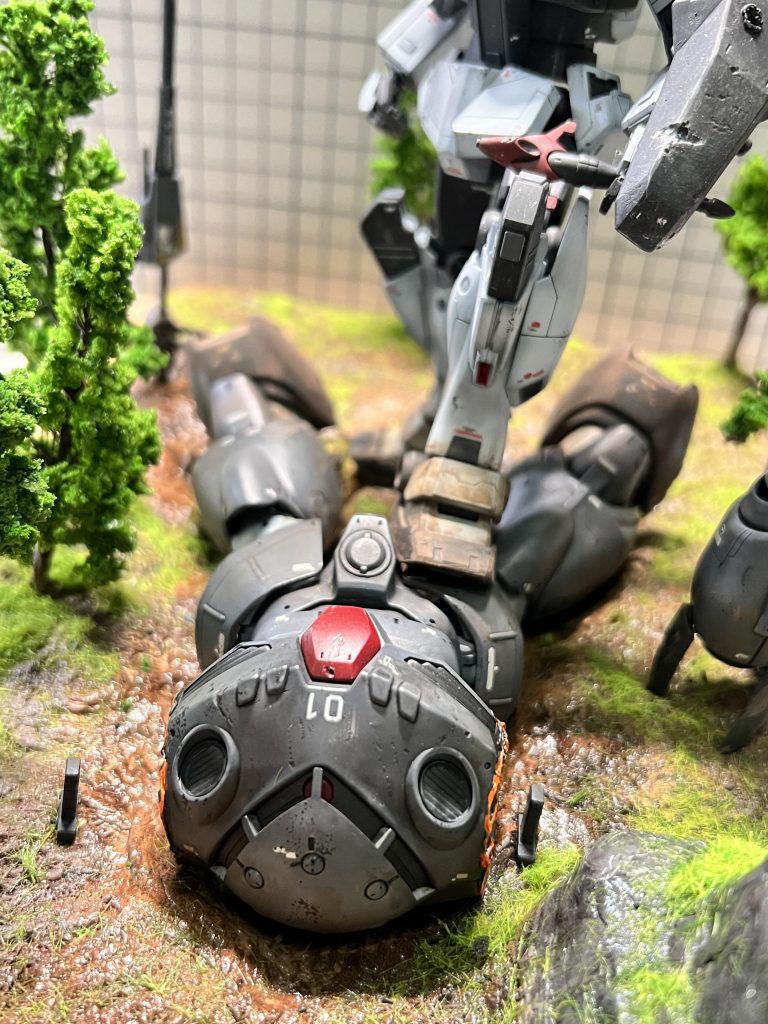 撃破されたキマイラ隊のズゴックE。切断された両腕と地面に刺さったビームダガーがこだわりポイントです。