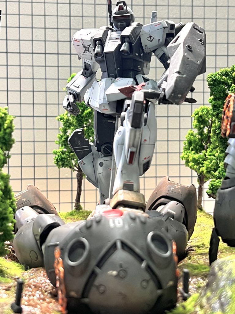 ミキシングキットなので、武装類はいろんなキットから拝借しています。本体はGTOのナイトシーカとHGBDのジムビームマスターとなります。