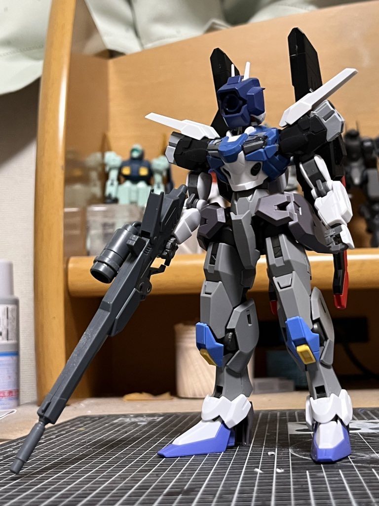 メイキング①高機動戦闘に特化した機体として作る予定でした。ガンダムである事を隠す為に頭部そのものを覆う予定でした。