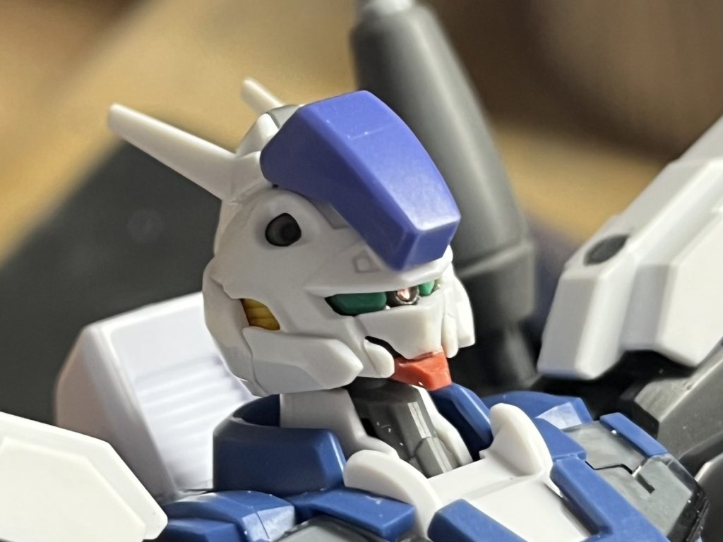 メイキング③作るに至り、私のなかの解釈では水星世界のガンダムは「GUND」を搭載した機動兵器の呼称であり、「それを搭載すればみんなガンダム」もとい「別に伝統通り・人型にしなくてもいいんじゃないか」と思い、頭部のみをモノアイにしました。