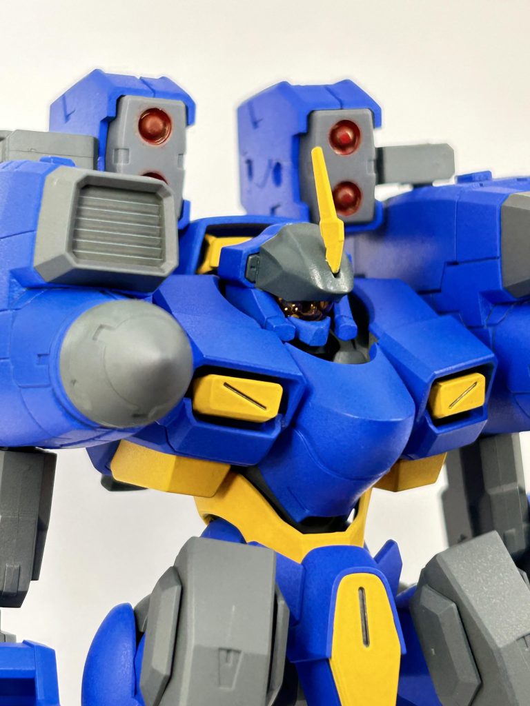 通常ザウォートがベースでブレードアンテナ装備ヘヴィのパーツ流用なしで飛行性、機動性アップしかし、肩腕部ユニットでコスト面はヘヴィを上回ってしまった。