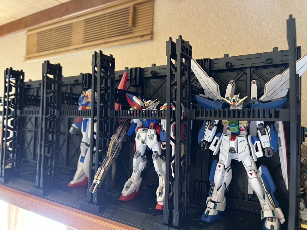 見づらいですが、とりあえず5個買ってみましたアクションベースに乗せてなかったダブルエックスとウイングゼロをとりあえず飾ってみて(この子らも写真撮らなきゃ、、、)飾ってたゼータが似合うだろうと思ってスタンドにin羽がある子達は2個繋げて入れないと大変ですのでご注意ください(みたいなことをいろんな方が言ってました)空いてるとこにはνガンダムとマークIIが入る予定その前にエアリアル改修型を作らないと、ってか塗らないと、、、ではまたご覧いただきありがとうございます