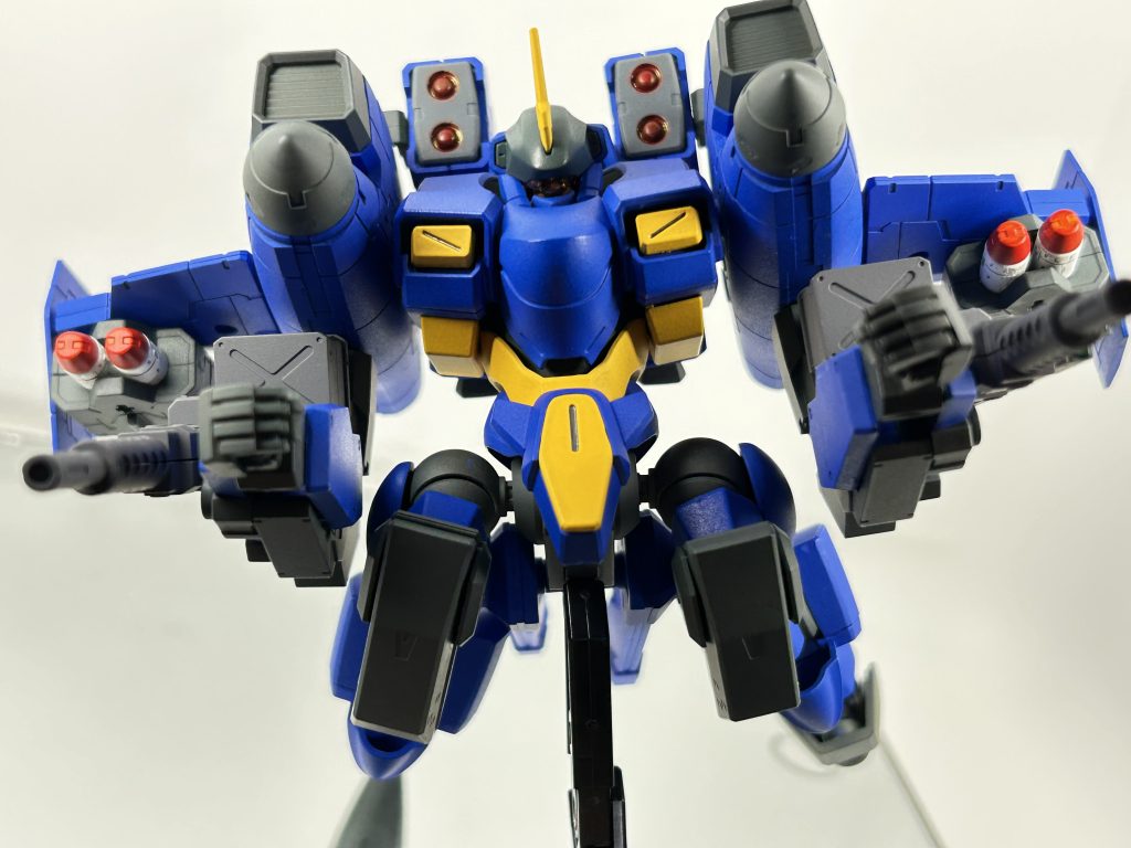 ミサイル×4 大型ミサイル×4 チェーンガン×2ビームサーベル×2チェーンガンは換装でビーム実弾切り替え可能