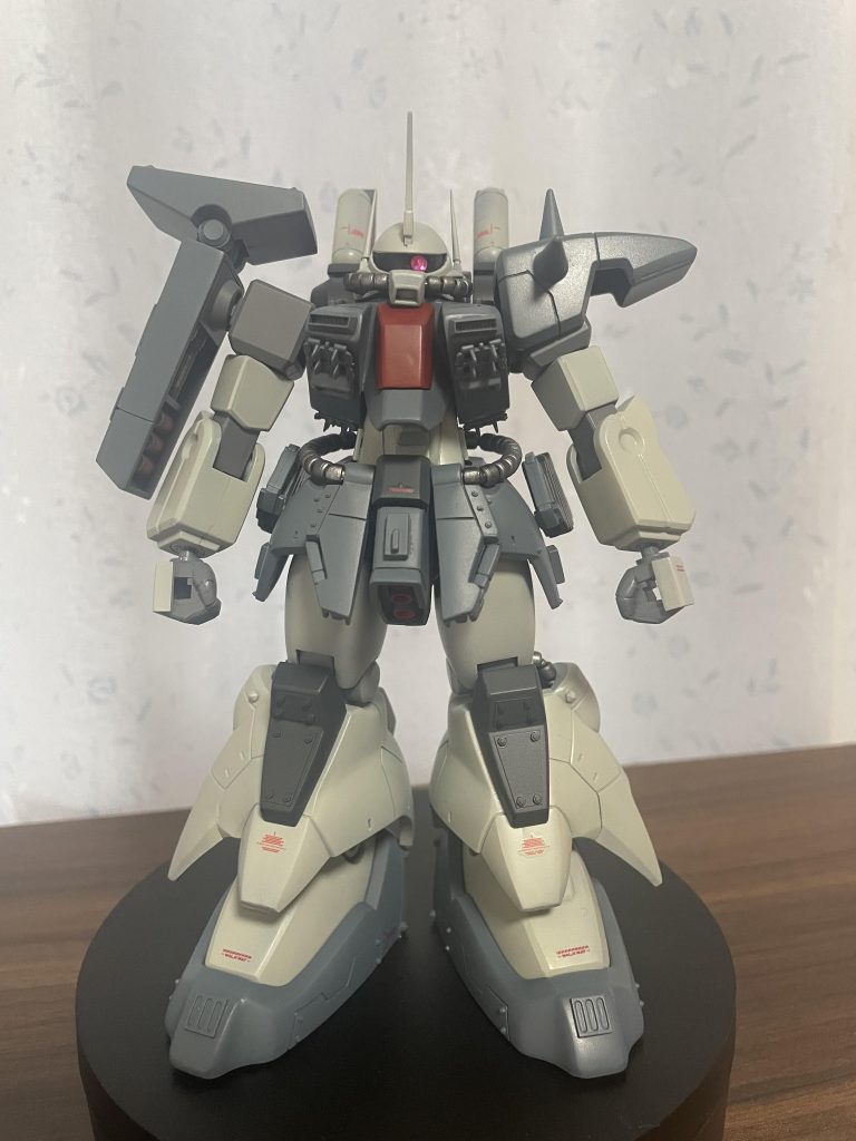 全体写真。　プロポーションはそのままで。パイプとかは差し替え。マスクの口？は大きく。サイドのアンテナは折れたので差し替え。ところどころボルトを張っつけたり。