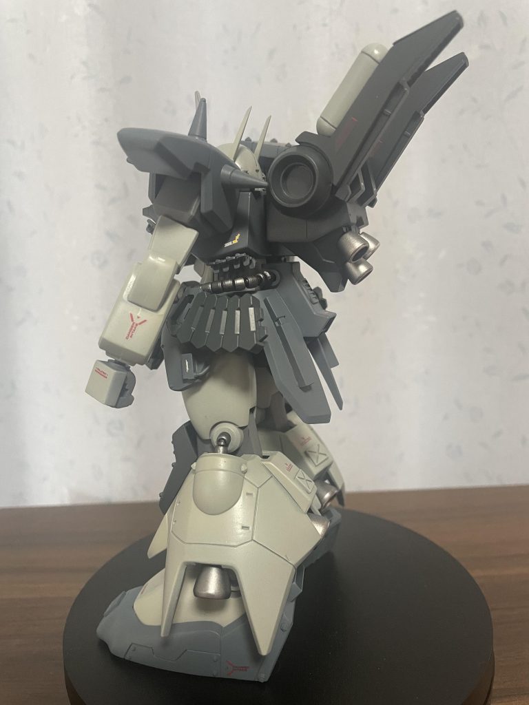 少しだけスジボリも追加。足は元あったラインから伸ばしただけなので簡単。肩のスパイクは塗り分ける予定だったけど忘れてた(^◇^;)